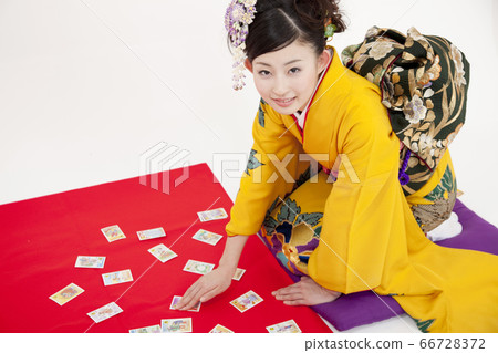 Furisode women playing carta 66728372
