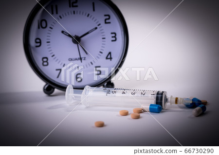 [Syringe and vaccine development with a sense of speed Bad image] 66730290