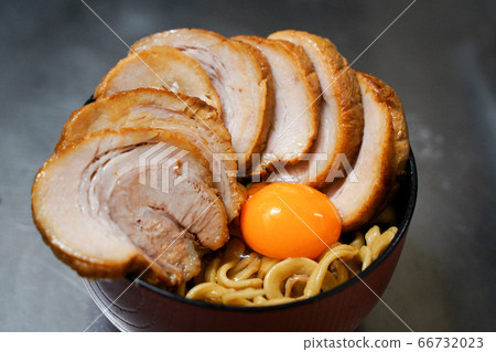 取出濃醬油和混合蕎麥麵 66732023