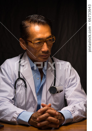 Doctor Middle-aged doctor Middle-aged doctor Doctor with a straight face in a black back Doctor Middle-aged doctor Middle-aged doctor Doctor with a straight face in a black back 66733643