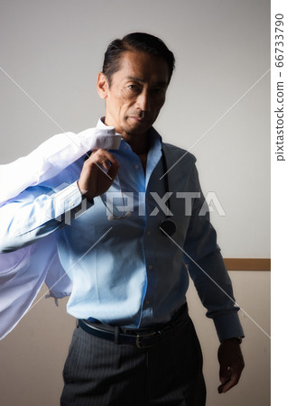 醫生中年醫生中年醫生黑色背黑臉的醫生 66733790