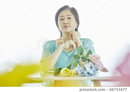 中年，插花，客廳，房屋 66733977