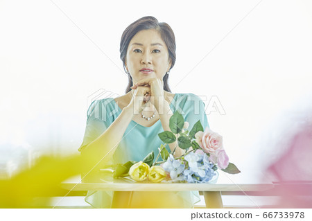 中年，插花，客廳，房屋 66733978