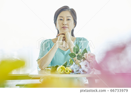 Middle age, flower arrangement, living room, house 66733979