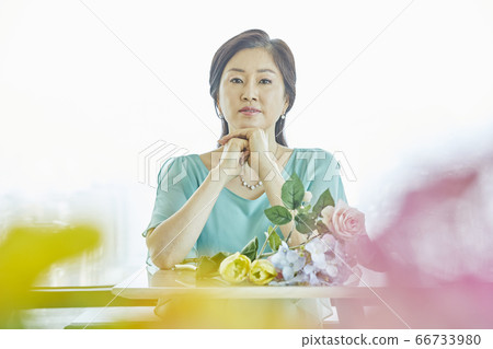 中年，插花，客廳，房屋 66733980