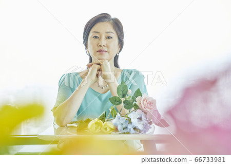 中年，插花，客廳，房屋 66733981