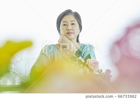 中年，插花，客廳，房屋 66733982