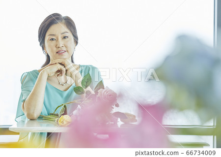 Middle age, flower arrangement, living room, house Middle age, flower arrangement, living room, house 66734009