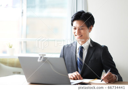 進行視頻通話的西裝的男人 66734441