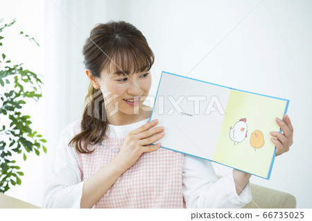 讀故事的托兒所老師（圖畫書是為Pixta攝影創作的假人） 66735025