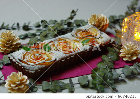 Rose shaped apple tart 66740213