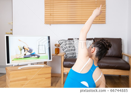 女人在房間裡做在線瑜伽 女人在房間裡做在線瑜伽 66744885