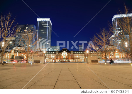 東京站丸之內站前廣場的夜景 東京站丸之內站前廣場的夜景 66745894
