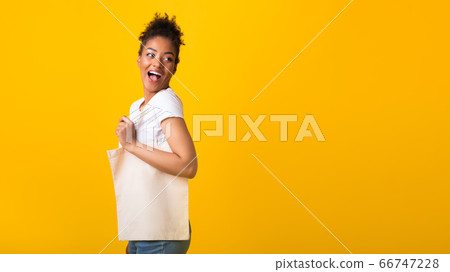 Afro girl with blank eco sack for mock up 66747228