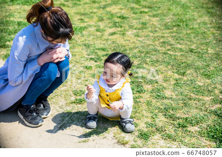 可愛的小女孩和媽媽在公園玩 可愛的小女孩和媽媽在公園玩 66748057