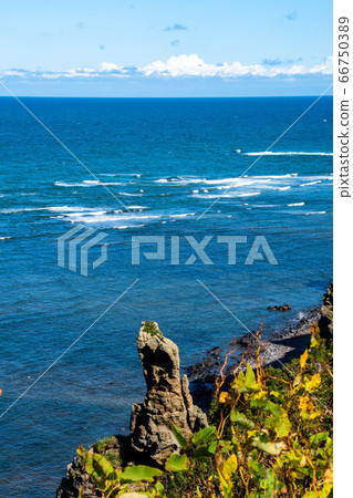 懸崖和蕩漾的大海 66750389