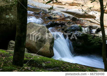 一個滑動的山谷 66750490