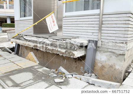 Elevator raised due to liquefaction phenomenon Elevator raised due to liquefaction phenomenon 66751752