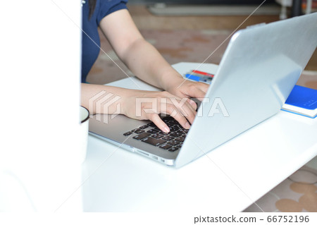 遠程工作者女人 遠程工作者女人 66752196