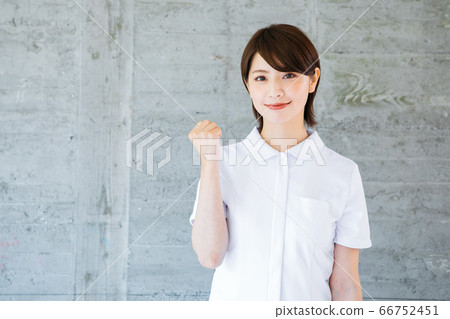 穿白大褂的微笑護士 66752451