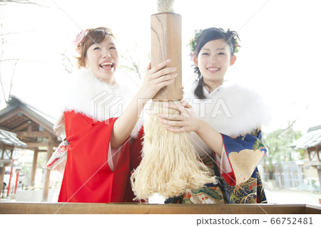 Two women wearing kimono to visit 66752481