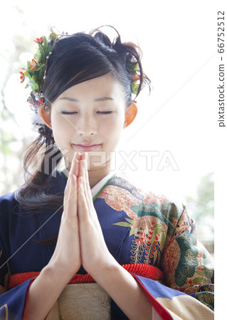 Woman wearing furisode 66752512