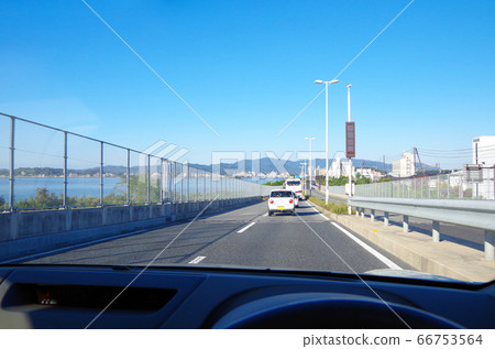Scenery around Lake Shinji and Lake Shinji Ohashi that can be seen from inside the car while traveling on the south coast of Lake Shinji… Matsue City, Shimane Prefecture (clear weather) 66753564