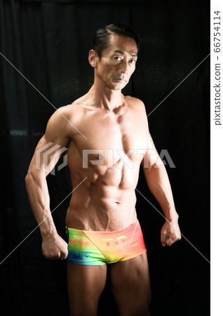 中年健美運動員精細男子氣概 中年健美運動員精細男子氣概 66754114