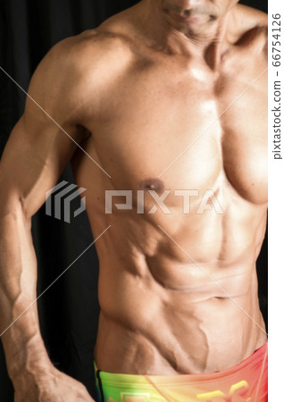 中年健美運動員精細男子氣概 中年健美運動員精細男子氣概 66754126