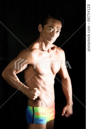中年健美運動員精細男子氣概 中年健美運動員精細男子氣概 66754128