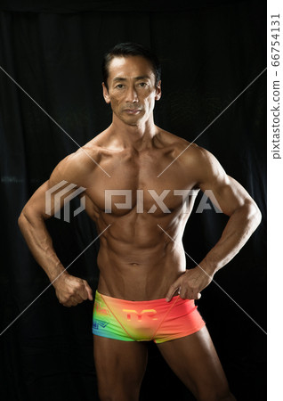 中年健美運動員精細男子氣概 中年健美運動員精細男子氣概 66754131