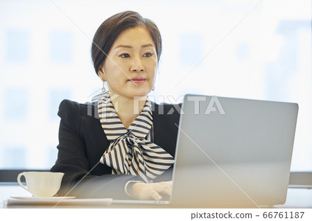 Business woman, business, CEO, President, representative, office, office, office, company 66761187