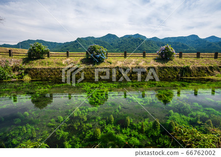 初夏的田園風光中運行的藍天白雲南阿蘇鐵路 初夏的田園風光中運行的藍天白雲南阿蘇鐵路 66762002