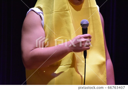 Thick singer wearing a banana headgear Thick singer wearing a banana headgear 66763407