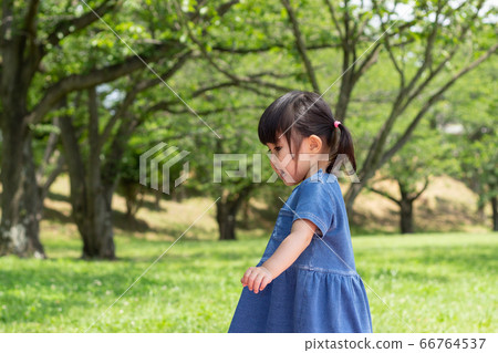 Children park walk 66764537