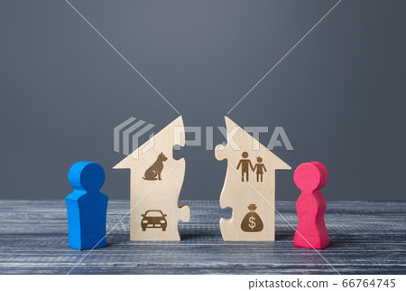 Husband and wife divide a house in a divorce process. Conflict resolution, legal services assistance. rights Infringement. Fair marital property division Agreement. Protection interests. Legality 66764745