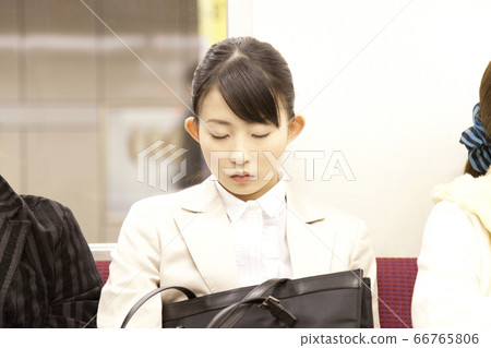 OL在火車上睡覺 OL在火車上睡覺 66765806