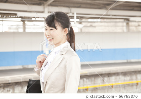 OL waiting at the station platform 66765870