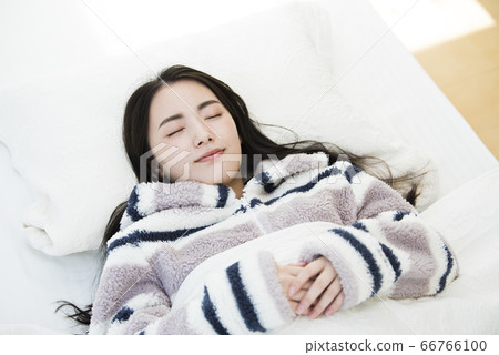 睡在床上一個年輕女子的畫像 睡在床上一個年輕女子的畫像 66766100