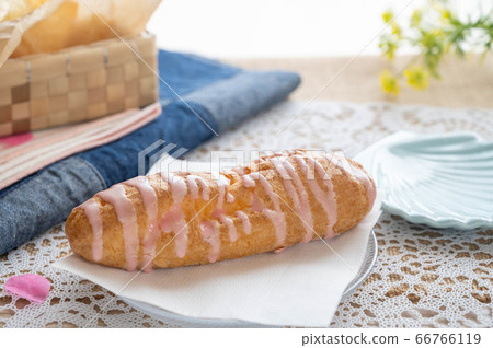 Eclairs and sweets 66766119
