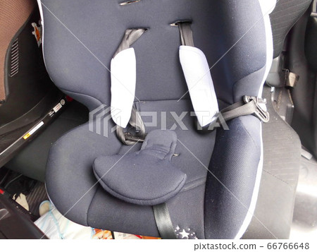 安裝在汽車內的兒童汽車安全座椅特寫（安全駕駛和兒童保育圖片） 66766648