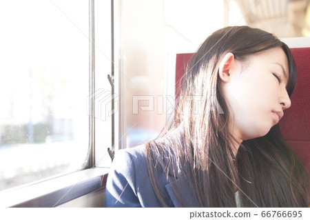 一個女人乘火車打盹 一個女人乘火車打盹 66766695