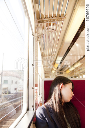 一個女人乘火車打盹 一個女人乘火車打盹 66766696