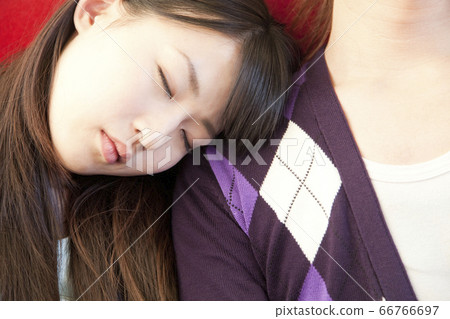一個女人乘火車打盹 一個女人乘火車打盹 66766697