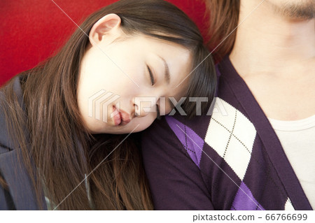 一個女人乘火車打盹 一個女人乘火車打盹 66766699