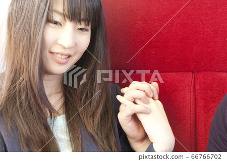 一對夫婦手牽著手 66766702