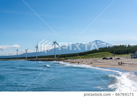 山形縣坂田市宮波海灘旁的風力發電和高海山 山形縣坂田市宮波海灘旁的風力發電和高海山 66769173