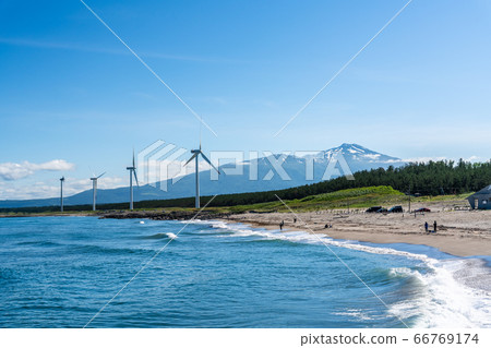 山形縣坂田市宮波海灘旁的風力發電和高海山 山形縣坂田市宮波海灘旁的風力發電和高海山 66769174