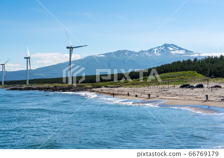 山形縣坂田市宮波海灘旁的風力發電和高海山 山形縣坂田市宮波海灘旁的風力發電和高海山 66769179