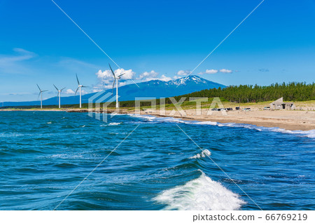 山形縣坂田市宮波海灘旁的風力發電和高海山 66769219